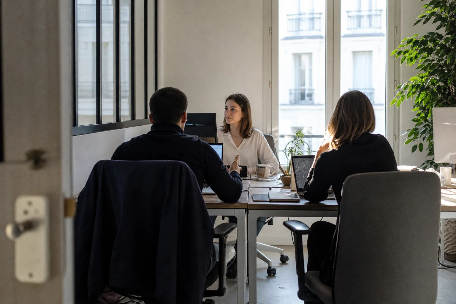 La politesse au travail est-elle devenue un frein pour votre carrière ?